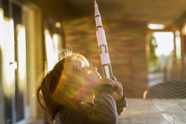 Comment choisir un robot aspirateur compatible avec l'assistant vocal Alexa pour une maison connectée?